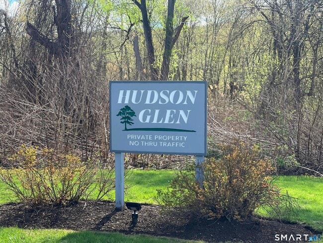 21 Hudson Glen St in Bethel, CT - Building Photo - Building Photo