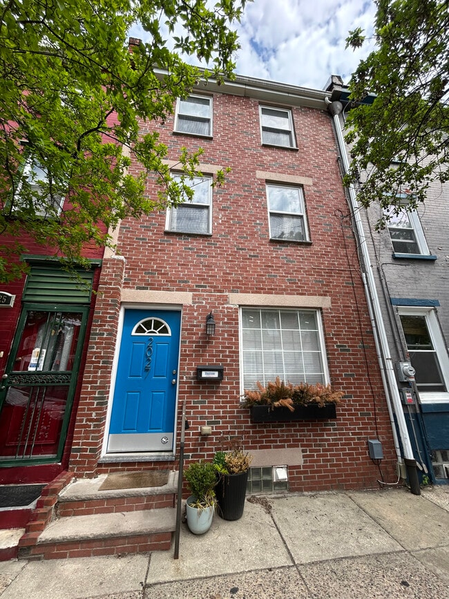 property at 2027 E Sergeant St