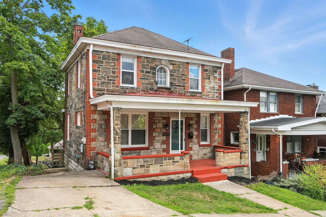 3229 Beacon Hill Ave in Pittsburgh, PA - Foto de edificio