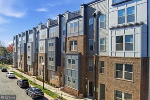 2136 Glacier Rd in Herndon, VA - Building Photo