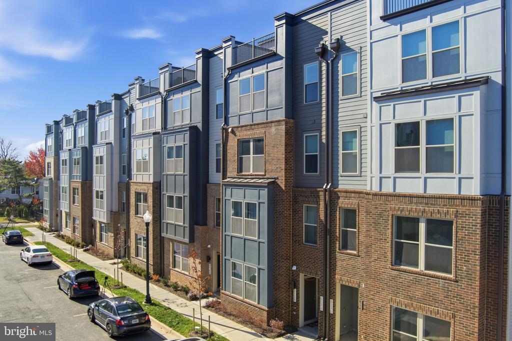 2136 Glacier Rd in Herndon, VA - Building Photo