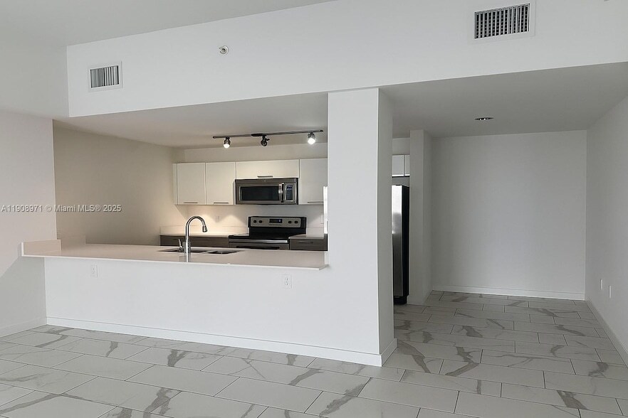 101 E Camino Real, Unit 517 in Boca Raton, FL - Building Photo