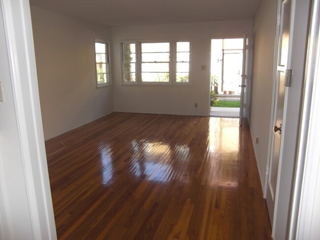 11368 Washington Pl, Unit A in Los Angeles, CA - Foto de edificio - Building Photo