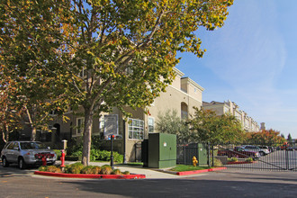 Ohlone Court Apartments in San Jose, CA - Foto de edificio - Building Photo