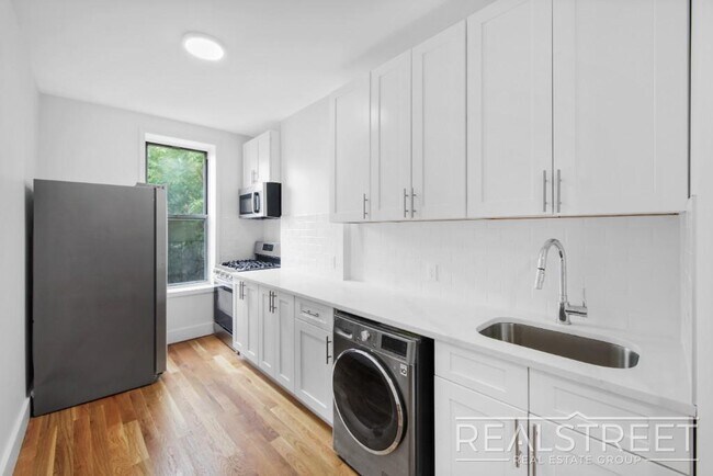 679 Knickerbocker Ave in Brooklyn, NY - Building Photo - Building Photo