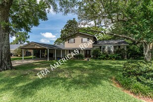 631 Country Club Ave NE in Fort Walton Beach, FL - Building Photo