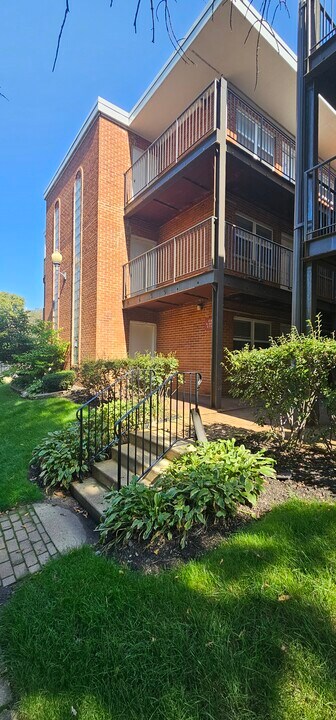 4533 N Dover St, Unit 4537-2E in Chicago, IL - Building Photo