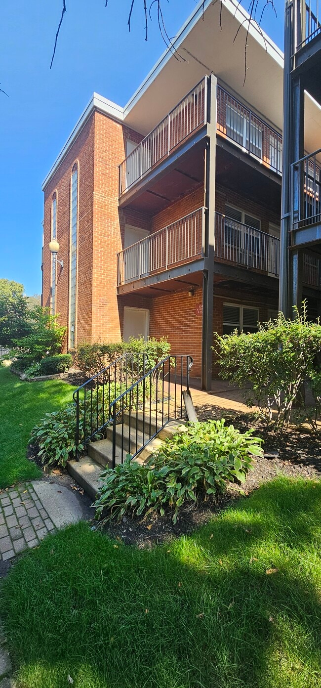 4533 N Dover St, Unit 4537-2E