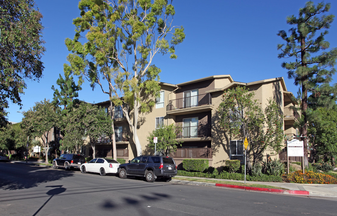 Vista Real Apartments in Granada Hills, CA - Foto de edificio