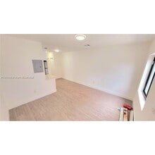 681 NW 30th St in Miami, FL - Foto de edificio - Building Photo