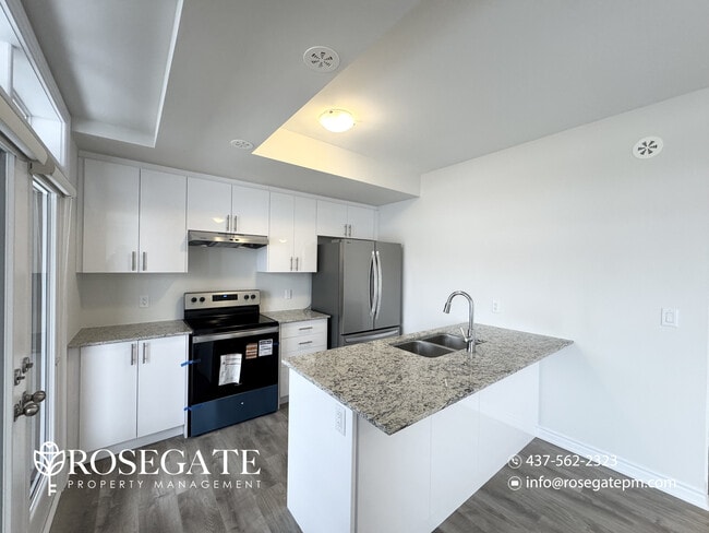 Beautiful 3-Bedroom Townhouse with Garage, Driveway Parking & Private Outdoor Space in Caledon in Caledon, ON - Building Photo - Building Photo