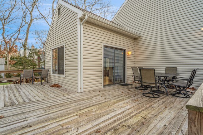 82 Hillside Dr E in Sag Harbor, NY - Building Photo - Building Photo