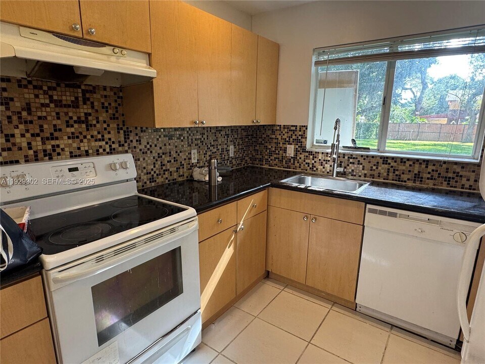 2522 NE 184th Terrace in North Miami Beach, FL - Building Photo