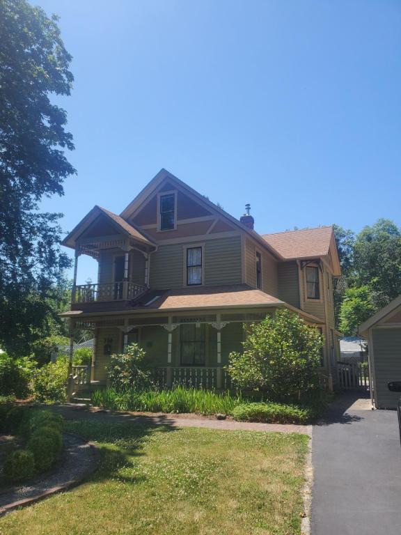 730 NW 2nd St in Grants Pass, OR - Foto de edificio - Building Photo