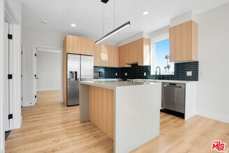 5813 Lexington Ave in Los Angeles, CA - Building Photo - Building Photo