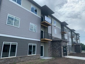 Creekside Apartments in York, NE - Building Photo - Building Photo