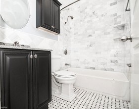 8 Oakwood Ave in Norwalk, CT - Building Photo - Building Photo