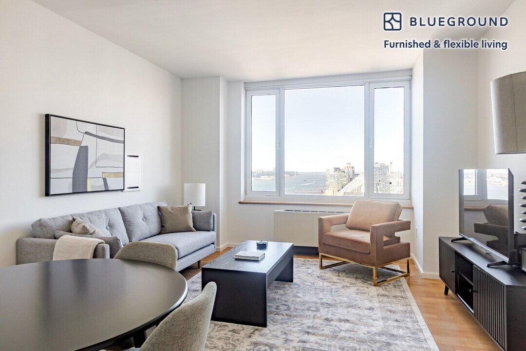 635 W 42nd St in New York, NY - Building Photo