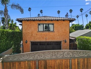 978 S Bundy Dr in Los Angeles, CA - Foto de edificio - Building Photo