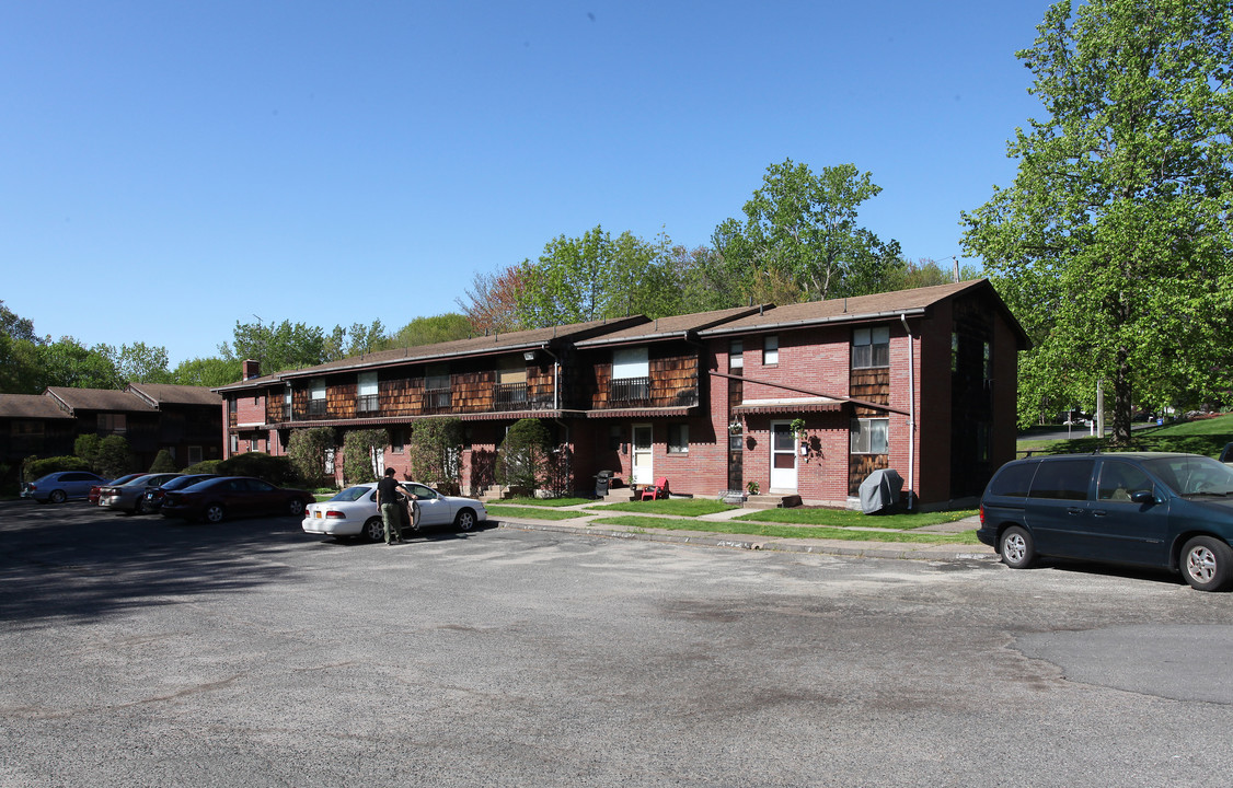 105-137 Farmstead Rd in Southington, CT - Building Photo