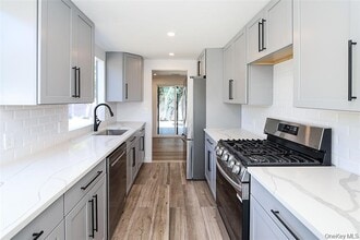 2 Park Ave in Greenvale, NY - Building Photo - Building Photo