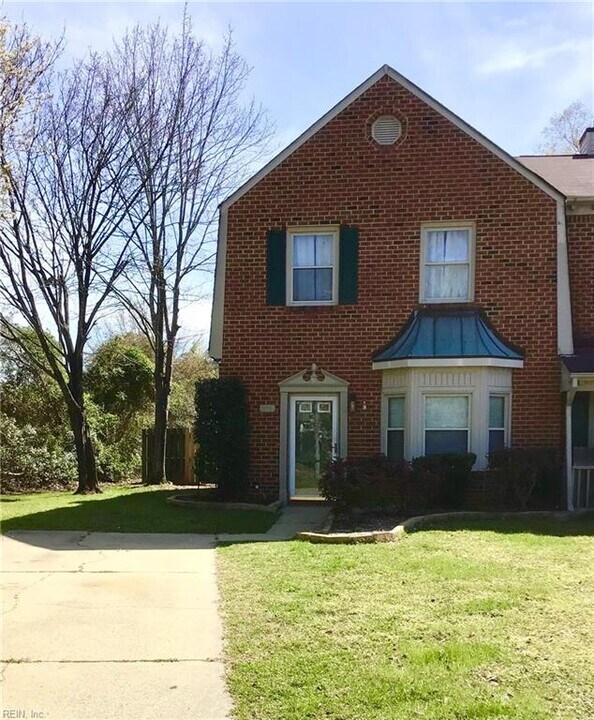 701 Creekside Crescent in Chesapeake, VA - Building Photo