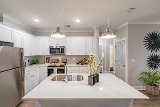 The One at Spartanburg in Spartanburg, SC - Foto de edificio - Building Photo