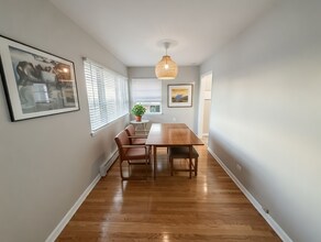 921 College Ave, Unit #B in Wheaton, IL - Foto de edificio - Building Photo