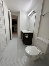 484 NW 165th St in Miami, FL - Foto de edificio - Building Photo