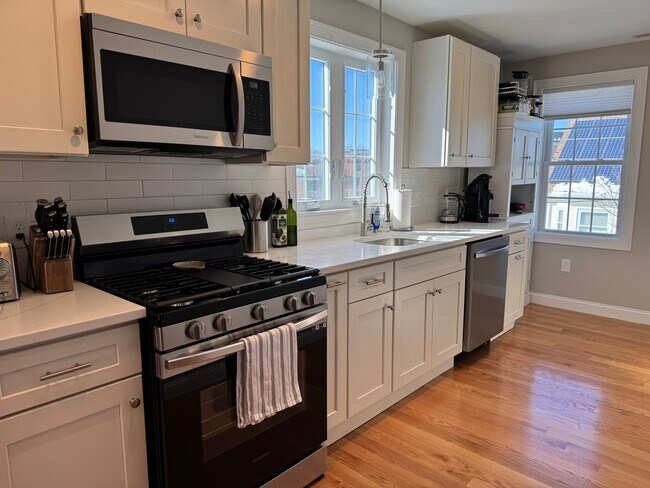 492 Cabot St, Unit 3 in Beverly, MA - Building Photo - Building Photo