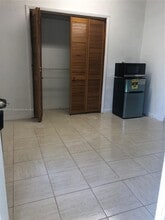 1374 NE 176th St in North Miami Beach, FL - Foto de edificio - Building Photo