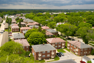 Bay Colony I in Whitefish Bay, WI - Foto de edificio - Building Photo