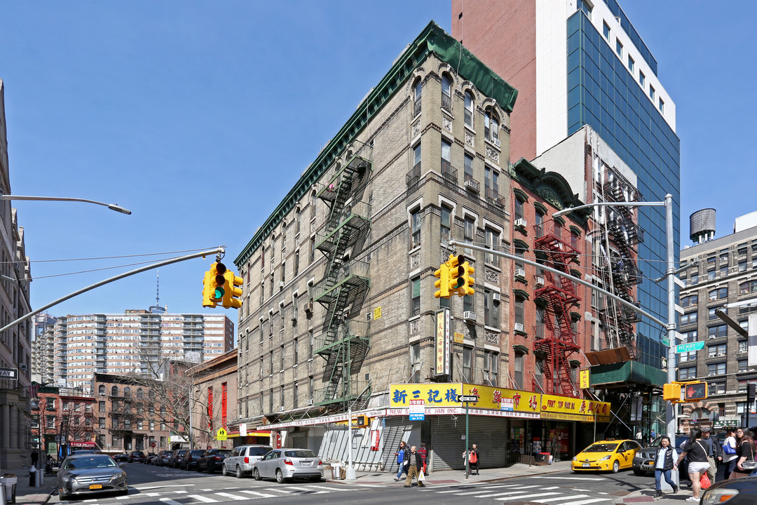 24 Catherine St in New York, NY - Building Photo