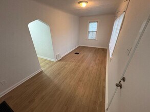 11038 Gertrude Ave in St. Ann, MO - Foto de edificio - Building Photo