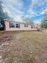 106 Dolly Dr in Crawfordville, FL - Building Photo