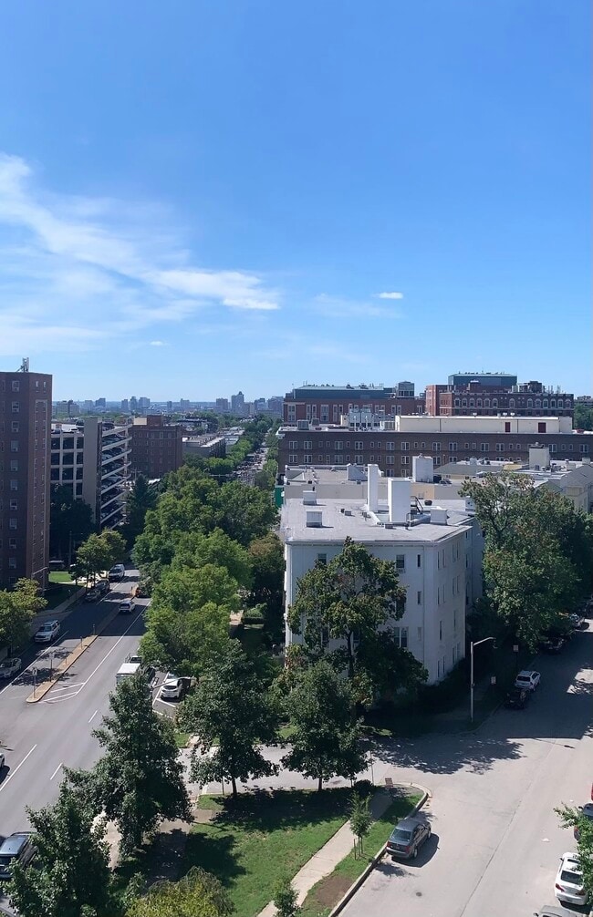 1 E University Pkwy, Unit 901 in Baltimore, MD - Foto de edificio - Building Photo