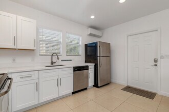 2350 Parker Ave in West Palm Beach, FL - Building Photo - Building Photo