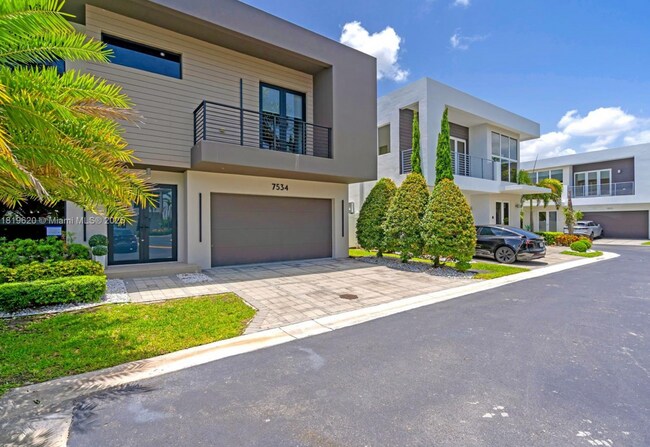 7534 NW 98th Ave in Doral, FL - Building Photo - Building Photo