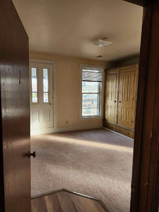 1318 N Main St, Unit 2 in Davenport, IA - Building Photo - Building Photo