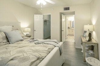 Courtyards at Miami Lakes in Miami Lakes, FL - Foto de edificio - Interior Photo