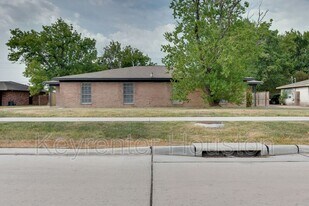 2413 Woodgate St in Houston, TX - Building Photo