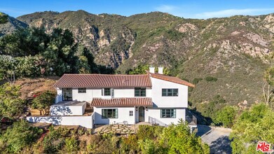 2382 Live Oak Meadows Rd in Malibu, CA - Foto de edificio - Building Photo