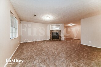 1010 Pine Tree Trail in College Park, GA - Foto de edificio - Building Photo