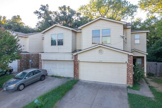 Creek Cove Villas in Dallas, TX - Building Photo - Building Photo