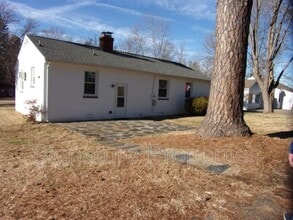 8329 Meadowbridge Rd in Mechanicsville, VA - Foto de edificio - Building Photo