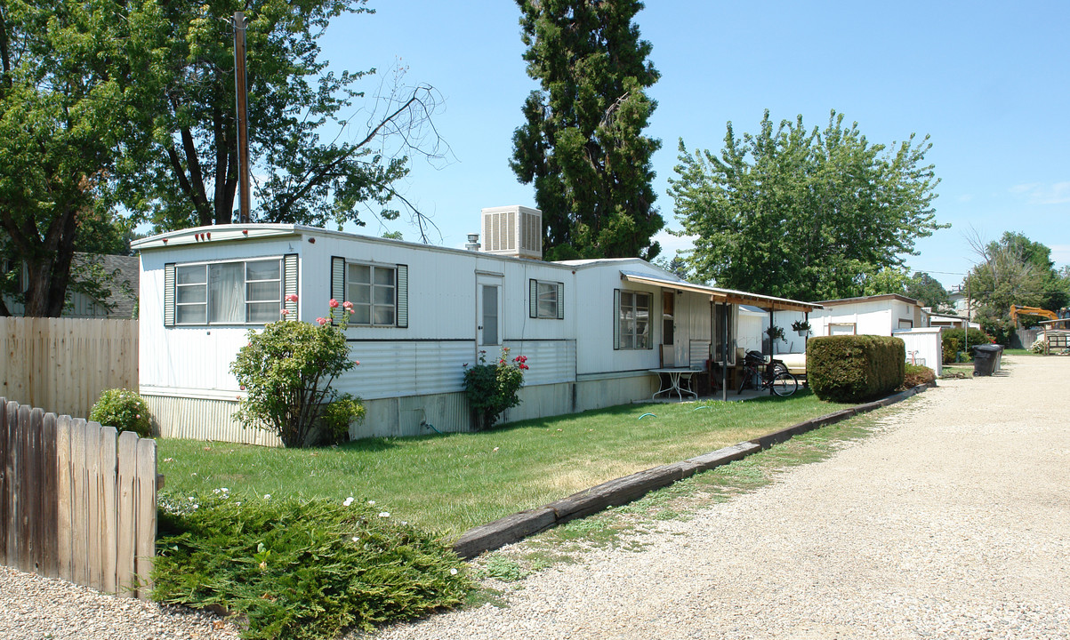 114 W 42nd St in Garden City, ID - Building Photo