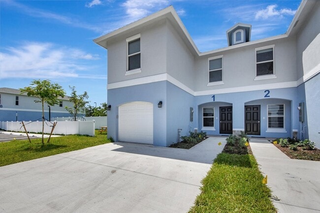 3871 Patio Ct in Palm Springs, FL - Building Photo - Building Photo