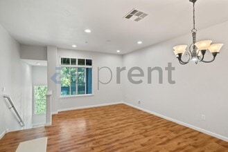 722 Kingsford Way in Hayward, CA - Foto de edificio - Building Photo