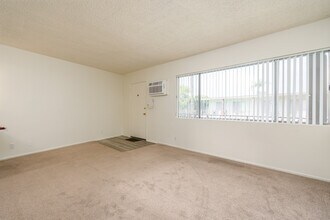 Tahitian Village Apartments in Reseda, CA - Foto de edificio - Interior Photo