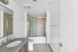11900 Courtleigh Dr in Los Angeles, CA - Foto de edificio - Building Photo